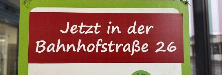  Wir heißen Sie herzlich willkommen in unseren neuen Räumlichkeiten in der Bahnhofstraße 26 (ehemalige Streitburg-Apotheke). Sie finden uns nun sehr zentral an der Ecke Rheinstraße mit eigenen Kundenparkplätzen direkt vor dem Eingang.