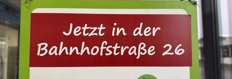 Wir heißen Sie herzlich willkommen in unseren hellen und freundlichen Räumlichkeiten in der Bahnhofstraße 26. Sie finden uns nun sehr zentral an der Ecke Rheinstraße mit eigenen Kundenparkplätzen direkt vor dem Eingang.