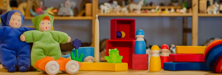 Bei uns finden Sie Holzspielzeug und handgefertigte Puppen.