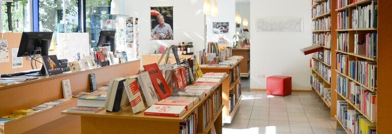 Die vorwärts:buchhandlung Bei uns können Sie in Ruhe ein großes Angebot an aktueller und antiquarischer Literatur durchstöbern.