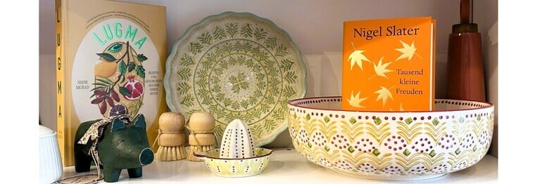 Bei uns finden Sie eine Vielzahl von ausgewählten Artikeln namhafter Hersteller, wie z.B.: rice - tranquillo - Bloomingville u. IB laursen. 
Wir freuen uns auf Sie - Ihr Buchladenteam.