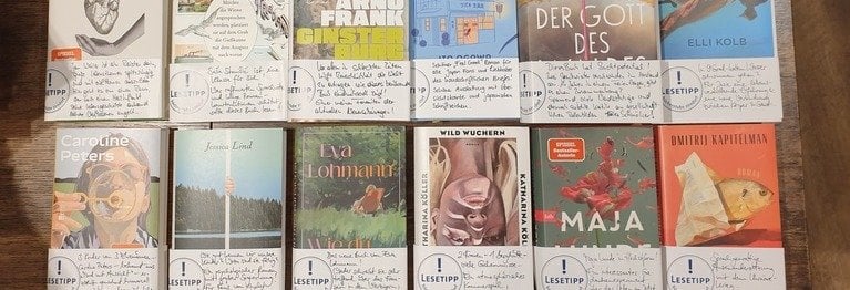 Tisch mit Empfehlungen des Teams