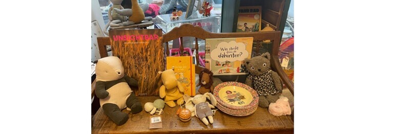 Wir beraten Sie sehr gerne und freuen uns auf Sie.

Ihr Buchladen-Team.