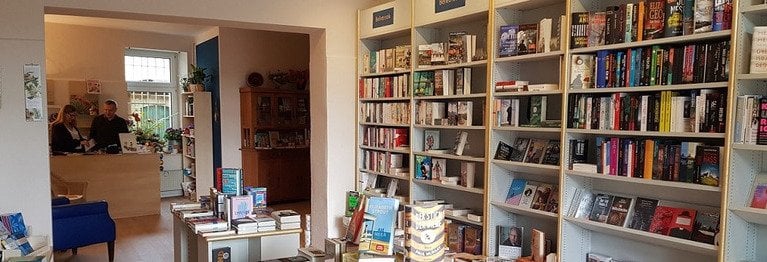 Willkommen bei Blattgold! Mit viel Engagement und Liebe haben wir eine neue Kiez-Buchhandlung in Berlin-Rahnsdorf geschaffen. Wir freuen uns riesig über Ihren Besuch, ob bei uns vor Ort im Laden oder online! Viel Spaß beim Stöbern und Bestellen!