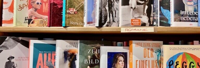Liebe Lesende,
viele von Ihnen besuchen uns regelmäßig vor Ort und kaufen bei uns im Laden – Danke herzlich dafür! 
Sie können Ihre Bücher auch über unseren Shop zur Abholung bestellen und stärken damit den unabhängigen Buchhandel.