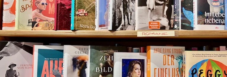 Liebe Lesende,
viele von Ihnen besuchen uns regelmäßig vor Ort und kaufen bei uns im Laden – Danke herzlich dafür! 
Sie können Ihre Bücher auch über unseren Shop zur Abholung bestellen und stärken damit den unabhängigen Buchhandel.