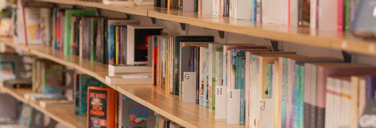 Bücher, Bücher, Bücher! Bei uns finden Sie eine große Auswahl an Büchern. Von Romanen über Krimis bis Sachbücher. Was nicht da ist, bestellen wir für Sie!