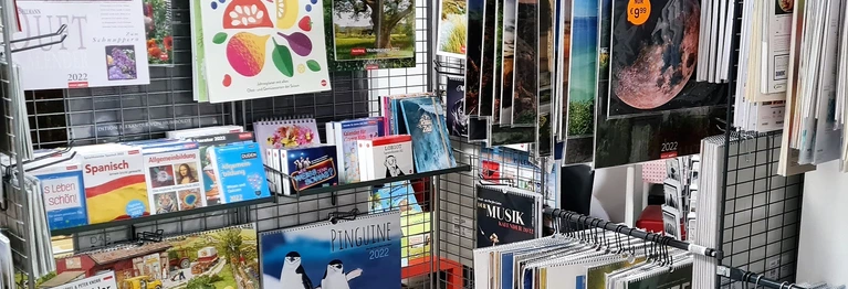 ...und ein dekorativer Kalender verschönert das Wohnambiente ungemein. Dabei sind die Themen ganz unterschiedlich: Natur, Landschaften, Kunstkalender u. a. stehen zur Auswahl. Vielleicht ein passendes Geschenk für Verwandte und Freunde? Aber auch Familienplaner und Bastelkalender sind sehr gefragt.