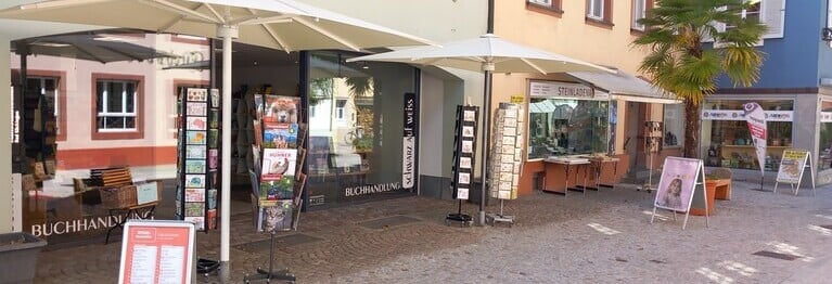 Blick von aussen auf den Eingang der Buchhandlung