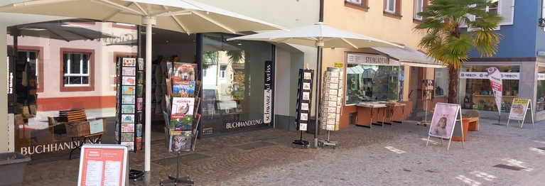 Blick von aussen auf den Eingang der Buchhandlung