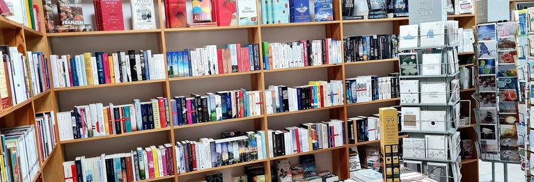 ...in meiner Buchhandlung Buchkultur Nuthetal. Sie sind eingeladen zum Stöbern, Kennenlernen und dem gemeinsamen Austausch. Seit dem 1. Februar 2020 habe ich das große Glück, diesen Ort der Literatur und schönen Dinge begleiten zu dürfen.

Ihre Friederike Pichotta
