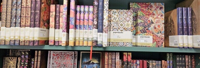 Schöne Bücher für ihre Pläne und Gedanken Entdecken Sie unsere schönen Notizbücher von Paperblanks mit den farbprächtigen Einbänden. Die Bücher sind sowohl optisch als auch haptisch eine große Freude.