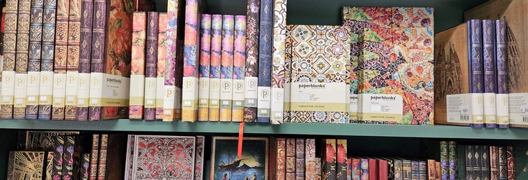 Entdecken Sie unsere schönen Notizbücher von Paperblanks mit den farbprächtigen Einbänden. Die Bücher sind sowohl optisch als auch haptisch eine große Freude.