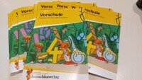 Es sind Vorschul-Übungshefte zu sehen