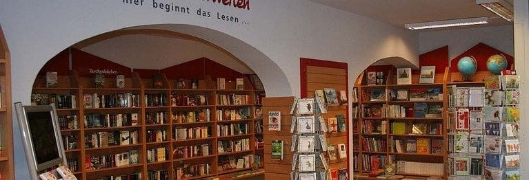 Herzlich Willkommen in unserer Buchhandlung! Wir haben rund 4.000 Artikel im Warenbestand im geschäft, alles Andere können wir meistens über Nacht besorgen