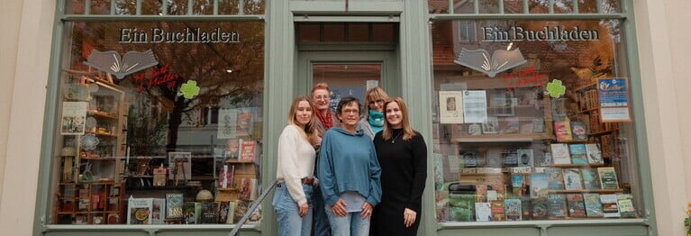 Wir sind das Buchladen-Team. Unter "Team" findet Ihr mehr Informationen über jede Einzelne von uns.