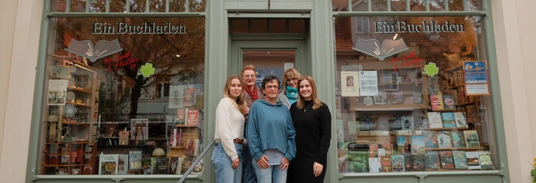 Wir sind das Buchladen-Team. Unter "Team" findet Ihr mehr Informationen über jede Einzelne von uns.