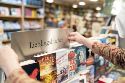 Foto eines Schildes über einem Bücherregal mit der Aufschrift "Lieblingsbücher"