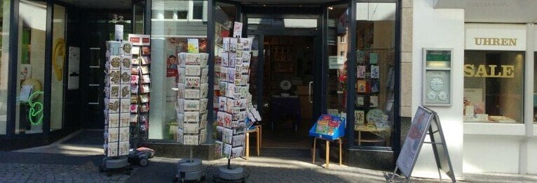 Herzlich Willkommen in meiner Buchhandlung Timeline - Zeit für Geschichten Sie finden mich zwischen Akustik Ankermüller und dem neuen Juwelier Fein (ehemals auch Ankermüller).