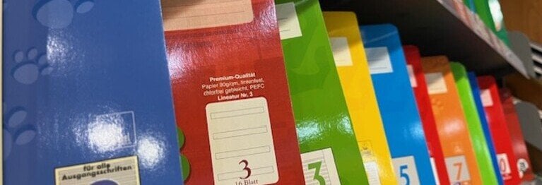 Alles für die Schule Ob rautierte Hefte oder Drahtbügelniederhalter - mit Schreibwaren kennen wir uns aus. Dabei bleiben wir immer am Zahn der Zeit, um auch unsere jungen Kunden perfekt für die Schule ausstatten zu können. Überzeugt euch selbst!
