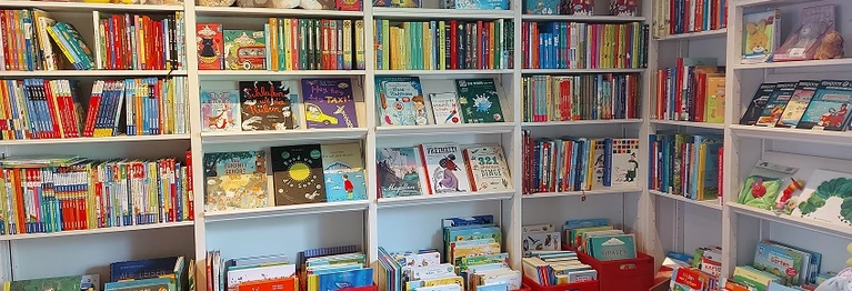 Bild des Bücherregals in der Kinderbuchabteilung für Kinder bis 10 Jahre.