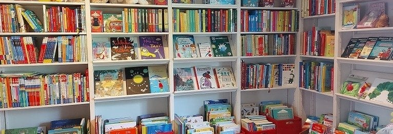 Kinderbücher für alle In unserer Kinderbuchecke haben wir für Sie eine große Auswahl an besonderen Bilderbüchern, schönen Vorlesebüchern und Kinderbüchern zusammengestellt.