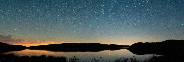  Dann erwacht sie. Da steht ein Stern
still überm leisen Gelände,
und ihr Haus hat ganz weiße Wände 
Da weiß sie: Das Leben ist fremd und fern –
und faltet die alternden Hände.