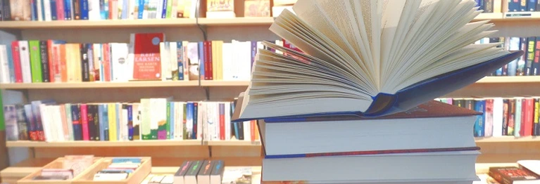 Wir freuen uns, Sie in der Buchhandlung zu begrüßen!
Gerne beraten wir Sie aber auch telefonisch oder per E-Mail:
Tel.: 06142 834 88 60
E-Mail: info@kapitel43.de
Öffnungszeiten:
Mo - Fr: 9 - 18.30 Uhr
Sa: 9 - 13 Uhr
In unserem Onlineshop sind wir rund um die Uhr für Sie da.