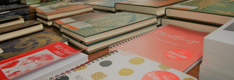 Bücher | Geschenke | Papeterie | Zeitschriften

Das ist unsere Passion und wir lieben es, unsere Kunden mit schönen Dingen glücklich zu machen. Auf eine persönliche Beratung legen wir großen Wert.