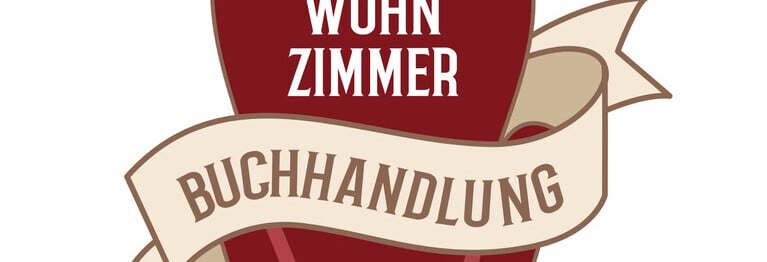 Abgebildet ist ein Sessel in rot mit der Aufschrift "WORTWOHNZIMMER", worauf ein cremefarbenes Banner liegt mit der Aufschrift "BUCHHANDLUNG". Dem Sessel fehlt ein Bein, was durch zwei grüne Bücher ersetzt wurde.