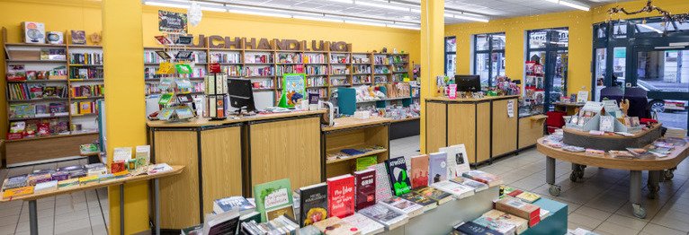 Spiele, Puzzles, Geschenkartikel Beschäftigungsmaterialien für Schule und Kindergarten sind in großer Auswahl vorrätig ! Auch ein sehr umfangreiches Tonie-Sortiment finden Sie in unserem Ladengeschäft !