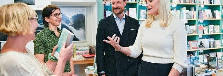 2019 - Besuch aus NORWEGEN! UNVERGESSLICH! Norwegen war Ehrengast bei der Frankfurter Buchmesse. Kronprinzessin Mette - Marit & Prinz Haakon besuchten uns. Schönster Austausch über Literatur & eine sehr warme Begegnung!