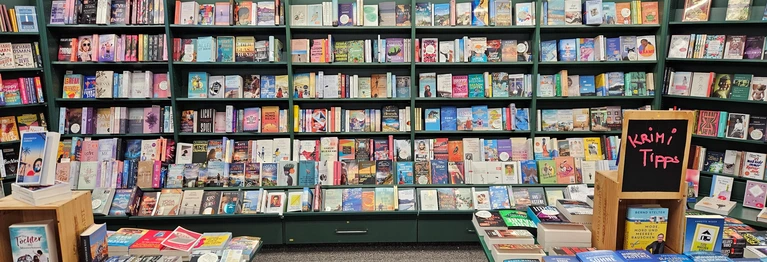 Bei uns findet Ihr eine große Auswahl aktueller Romane von A wie Armentrout bis Z wie Zeh. Federleichte Geschichten, Sommerromane, gesellschaftskritische Gegenwartsliteratur, spannende Krimis und Thriller  - für jeden Geschmack ist etwas dabei.