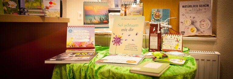 Herzlich Willkommen in unserer Buchhandlung! Wir bieten Ihnen viele schöne Geschenkartikel.