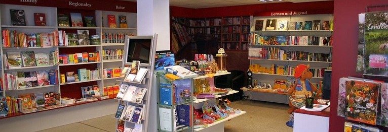 Herzlich Willkommen in unserer Buchhandlung! Auswahl vom Kinderbuch bis zum Reiseführer, wir haben rund 4.000 Titel am Lager vor Ort