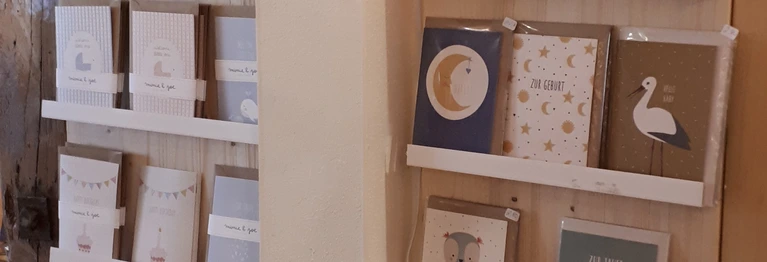 Foto der Kartenwand, mehrere unterschiedliche Doppelkarten