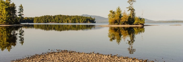 Schwimmen im Moosehead Lake, Maine eigentlich darfst du 
nicht schwimmen
sondern musst dich bloß
treiben lassen
bewegungslos
damit du die spiegelung
der wälder und wolken
nicht zerstörst              A. Andersch