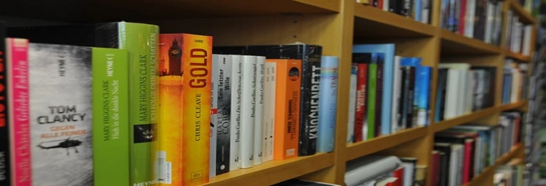Blick auf Bücherregal