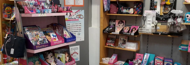 Bücher und Geschenkartikel im Regal