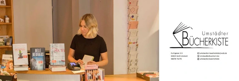 Inhaberin Elena Rakowitz an der Kasse der Umstädter Bücherkiste