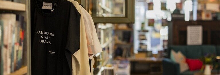 Herzlich Willkommen im ABUELA - wir freuen uns auf deinen Besuch! Neben Büchern findest du auch bayerische Mode von Moda di Bavaria und Strawanza bei uns, tolle Geschenkartikel und besondere Mitbringsel.
