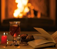 Punschglas und Buch