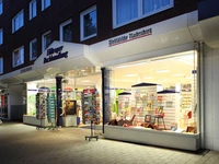 Der beleuchtete Eingang der Hiltruper Buchhandlung am Abend