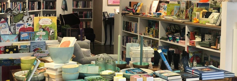 Stöber gerne mal in unserer Buchhandlung. Du wirst viele hübsche Sachen entdecken. Wir haben Deko, Weine, Tee, Gewürze und weitere ausgewählte Geschenkartikel.