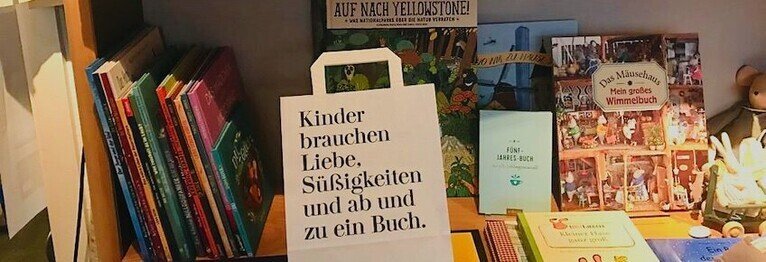 Vergesst die Kinder nicht! Kinder brauchen Liebe,
Süßigkeiten und ab un zu
ein Buch.