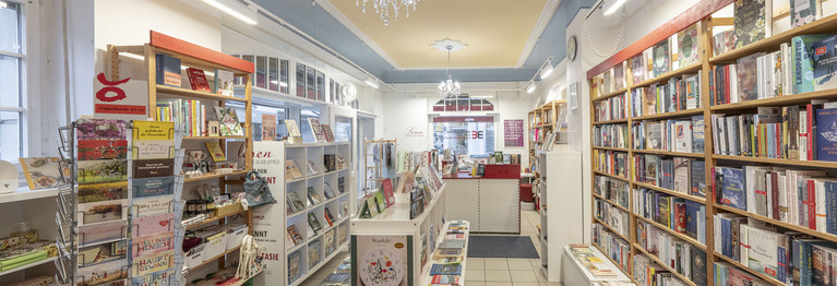 Am 17.06.2026 stellen wir Ihnen ab 19:30 Uhr wieder unsere Highlights für Hängematte, Liegewiese, Strand & Co. aus dem Frühjahr 2026 vor. Karten gibt es ab sofort bei uns in der Buchhandlung.