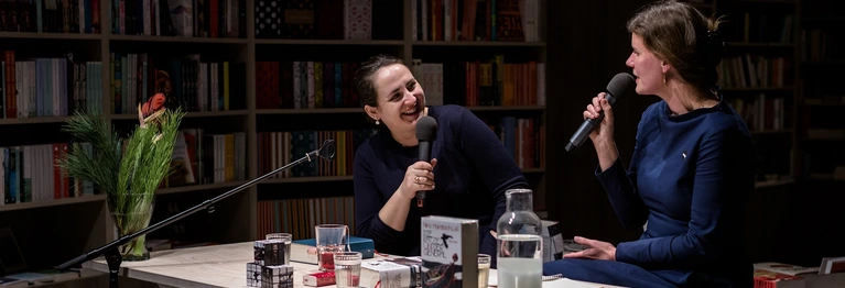 im Gespräch mit Maria-Christina Piwowarski
(Foto: Simone Hawlisch)