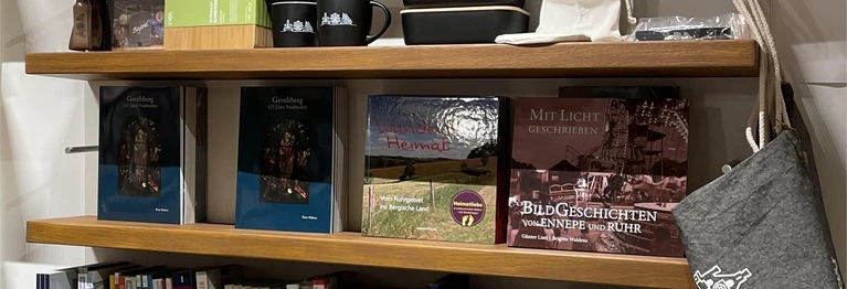 Regal mit Büchern regionaler Autoren und Produkten von Pro City