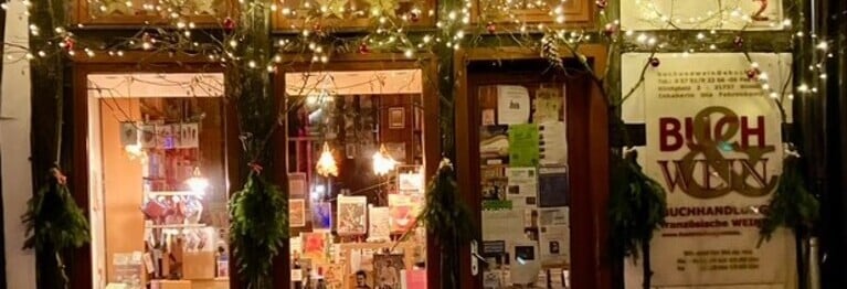 Wir bieten mit Sorgfalt Ausgewähltes, alt Bekanntes und neu Entdecktes, feinste Belletristik, schöne Bilderbücher und gute Kinderliteratur, Weltentdeckerhelfer, Philosophisches und Kriminelles, sowie wichtige Bücher zu Politik und Zeitgeschehen.