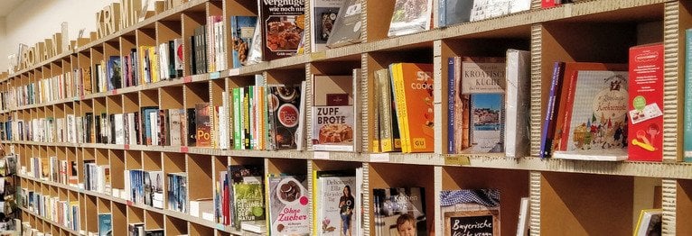 Herzlich Willkommen in unserer Buchhandlung! Unser Team freut sich über Ihren Besuch, berät Sie gerne und fachkundig und hat immer ein offenes Ohr für Sie. Wir freuen uns auf Sie bei Lesungen, sei es digital oder analog, bei unserer Moosacher Literatur Nacht und natürlich auch beim Kerzenziehen.
Übrigens: wir liefern auch, und das so schnell wie unsere Mitbewerber.